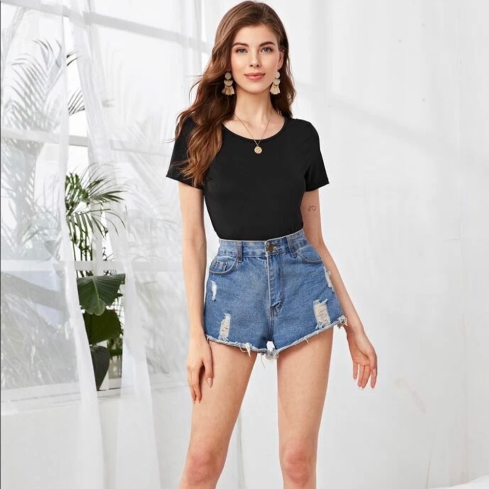✨🛍✨NWT Cross Back Tee